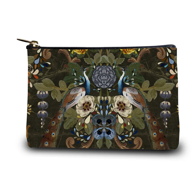 Voglio Bene Jungle -kukkaron takanäkymä, jossa kaksi riikinkukkoa ja kukkia koristavat taustakuviota.
Back view of a Voglio Bene Jungle purse, featuring two peacocks with floral decoration on the reverse side.