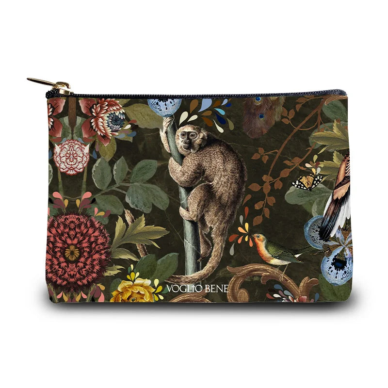 Voglio Bene Jungle -kukkaron etunäkymä, jossa apina ja runsas kukkakuosi on kuvattuna yksityiskohtaisesti.
Front view of a Voglio Bene Jungle purse, showing a monkey and abundant floral detailing in a detailed artwork.