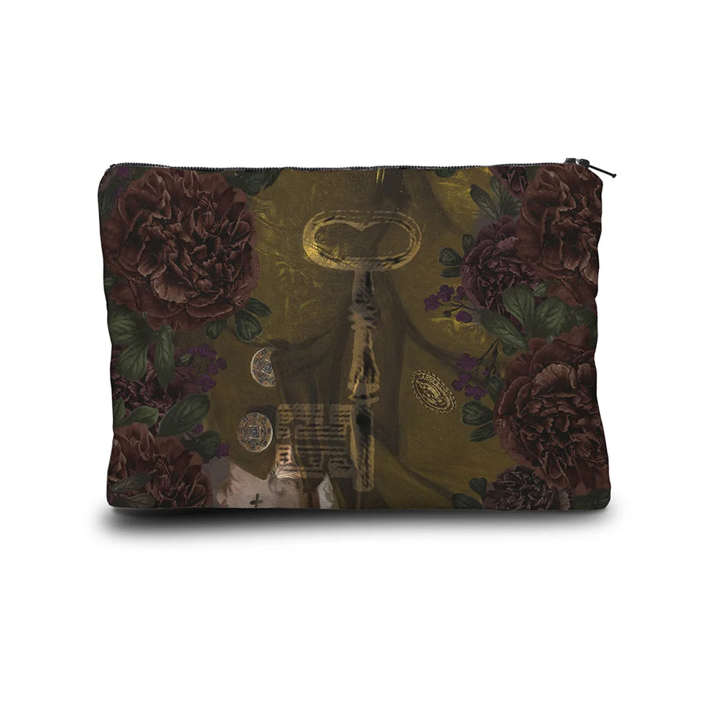 Kuvassa Voglio Bene -kukkaron takapuoli The Key Woman -kuvituksella. Avain tummankeltaisella taustalla ruusujen reunustamana.
The back of the Voglio Bene coin purse with The Key Woman illustration. A key on a dark yellow background framed by roses.