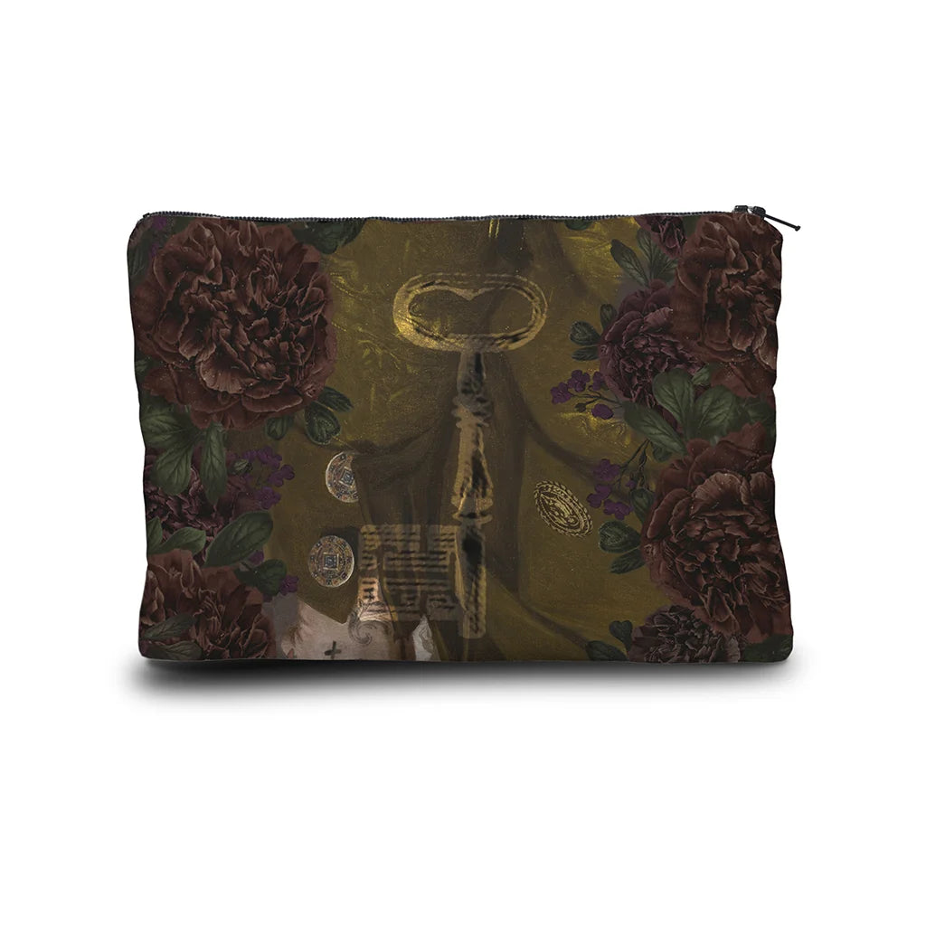 Kuvassa Voglio Bene -kukkaron takapuoli The Key Woman -kuvituksella. Avain tummankeltaisella taustalla ruusujen reunustamana.
The back of the Voglio Bene coin purse with The Key Woman illustration. A key on a dark yellow background framed by roses.