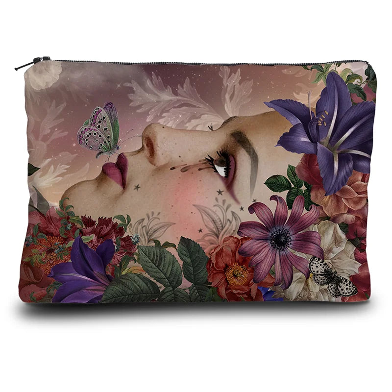 Voglio Bene La Luna -kukkaron takanäkymä, jossa sama naisen sivuprofiili toistuu lähempänä kroppauksena ilman kuunsirppiä.
Back view of a Voglio Bene La Luna purse, featuring the same female side profile in a closer crop without the crescent moon.