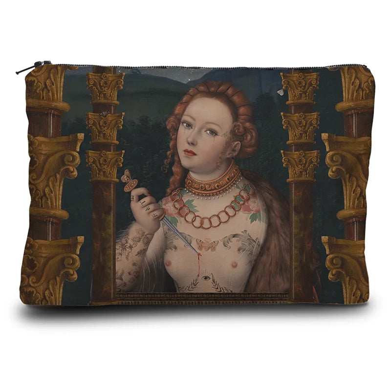 Voglio Bene Lucretia -kukkaron takanäkymä. Sama kuvitus jatkuu kauempana rajauksena naisesta.
Back view of a Voglio Bene Lucretia purse. The same illustration continues as a further view focusing on the woman.