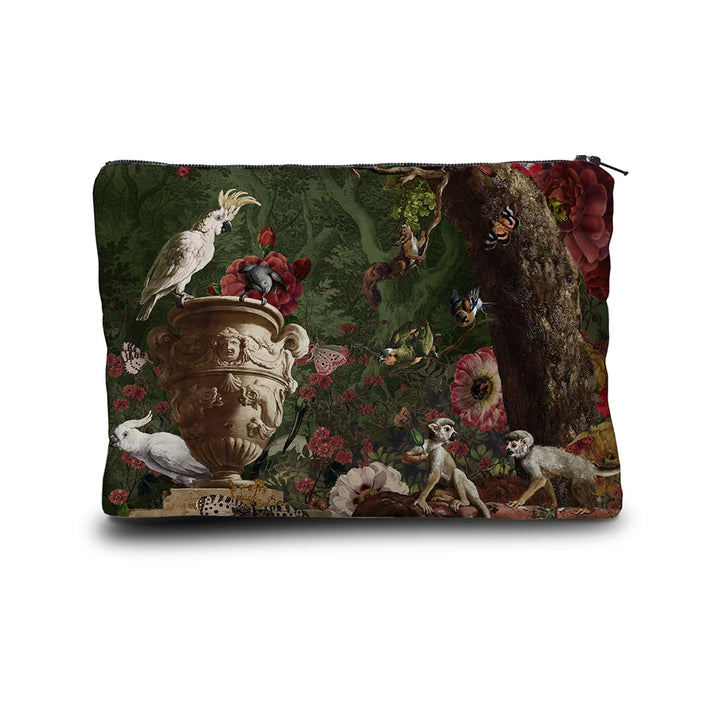 Kuvassa Voglio Bene -kukkaron takapuoli Machli-kuvioinnilla. Sama näkymä tiikeristä, papukaijoista, apinoista ja muista eläimistä antiikkisella lähteellä.
The back of the Voglio Bene purse with Machli pattern. The same scene of a tiger, parrots, monkeys, and other animals by an antique fountain.