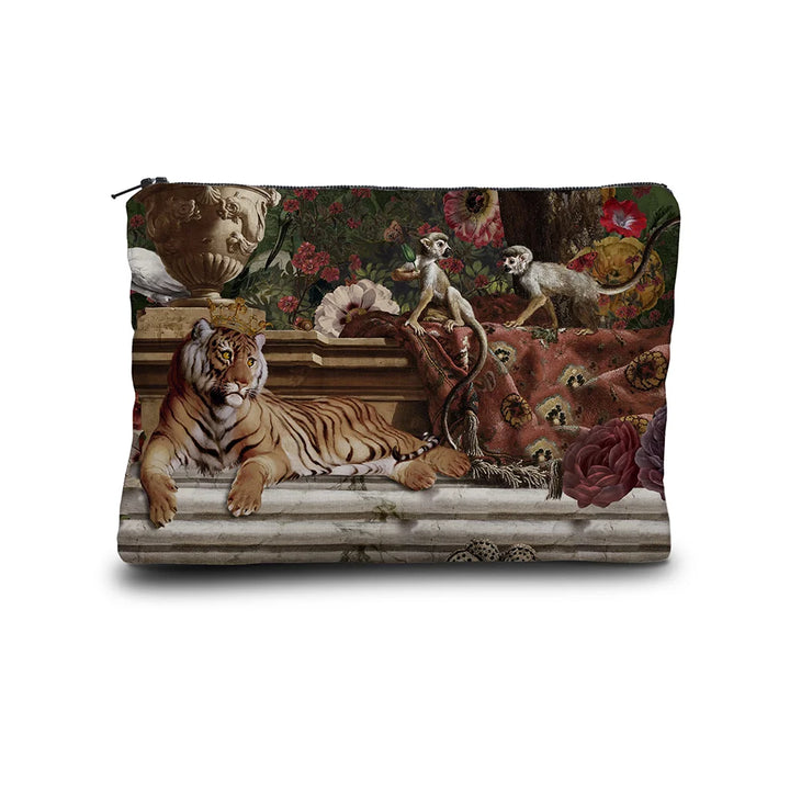 Kuvassa Voglio Bene -kukkaro Machli-kuvioinnilla. Tiikeri, papukaijat, apinat ja muut eläimet lepäävät antiikkisella lähteellä vihreässä puutarhassa kukkien ja kasvien ympäröimänä.
The Voglio Bene purse with Machli pattern. A tiger, parrots, monkeys, and other animals rest by an antique fountain in a lush green garden surrounded by flowers and plants.