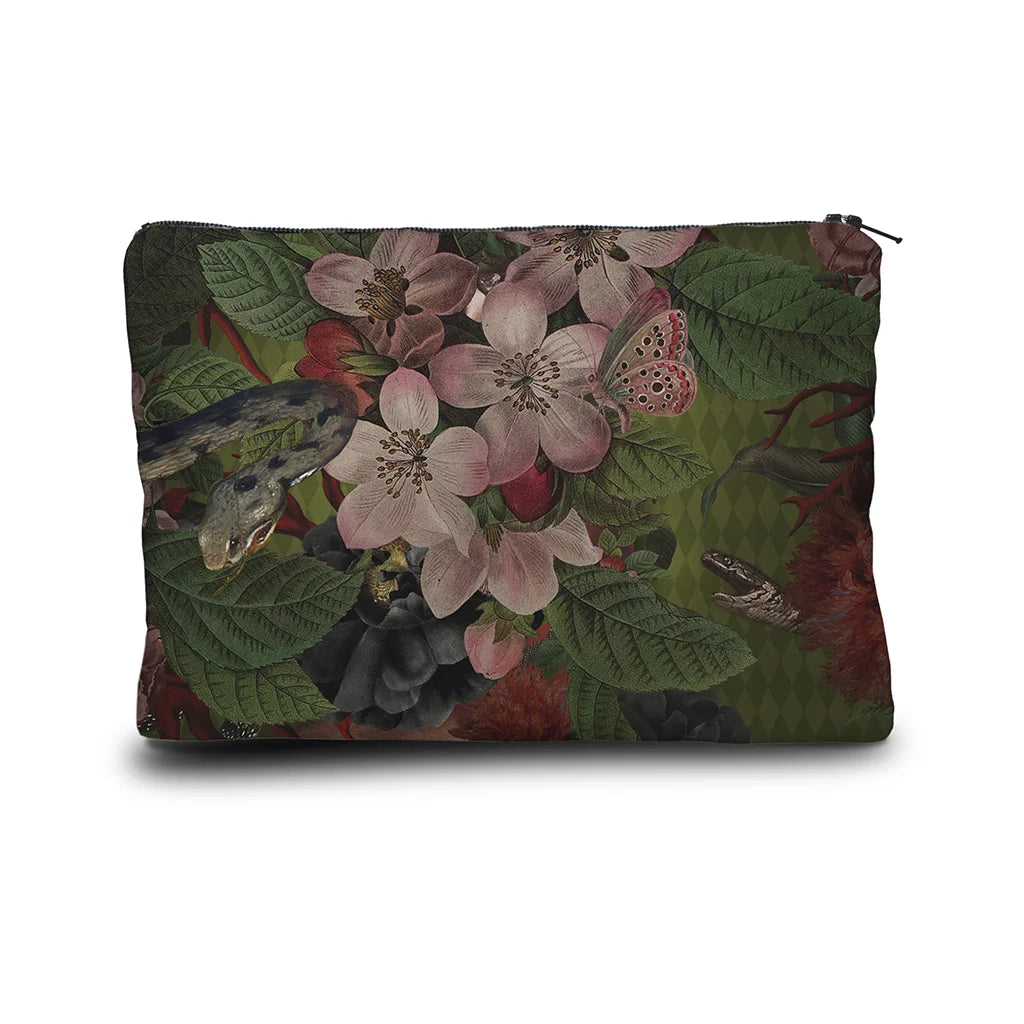 Voglio Bene Medusa -kukkaron takanäkymä. Kuvassa vihreällä taustalla kiemurtelevia käärmeitä ja runsaasti kukkia.
Back view of the Voglio Bene Medusa purse. The illustration features snakes and abundant flowers on a green background.