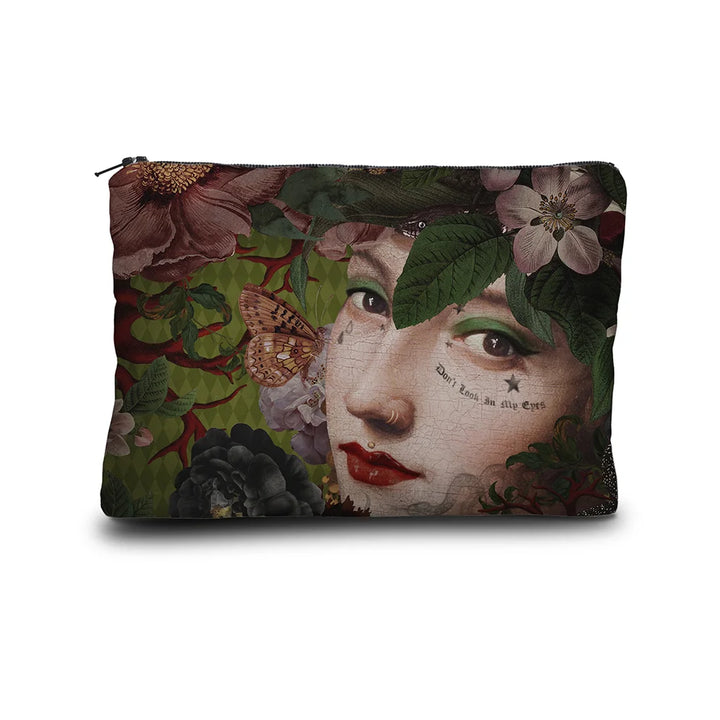 Voglio Bene Medusa -kukkaro. Lähikuva Medusan kasvoista, joilla perhonen lepää.
Front view of a Voglio Bene Medusa purse. A close-up view of Medusa’s face with a butterfly resting on her features.