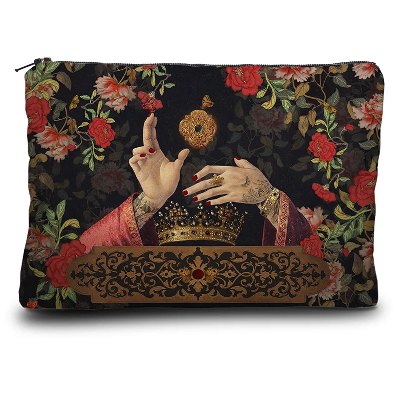 Voglio Bene Messina -kukkaron takanäkymä. Kuvassa kädet pitelevät kruunua, taustalla koristeellinen medaljonkikuvio.
Back view of a Voglio Bene Messina purse. The image shows hands holding a crown against a patterned medallion background.