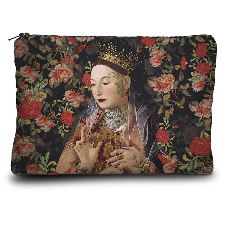 Voglio Bene Messina -kukkaron etunäkymä. Kuvassa tatuoitu kuningatar kukkien ympäröimänä, katse suunnattuna eteenpäin.
Front view of a Voglio Bene Messina purse. The illustration shows a tattooed queen surrounded by flowers, gazing forward.
