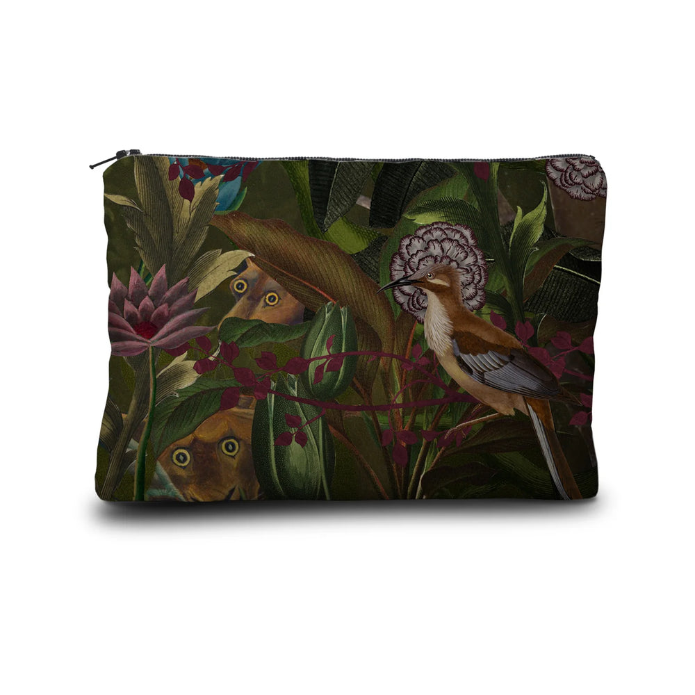 Kuvassa Voglio Bene -kukkaron takapuoli A Midsummer Night’s Dream -kuviolla. Värikkäitä siipiä on kuvattu limittäin täyttäen koko pinnan.
The back of the Voglio Bene purse with A Midsummer Night’s Dream pattern. Colorful wings overlap across the entire surface.