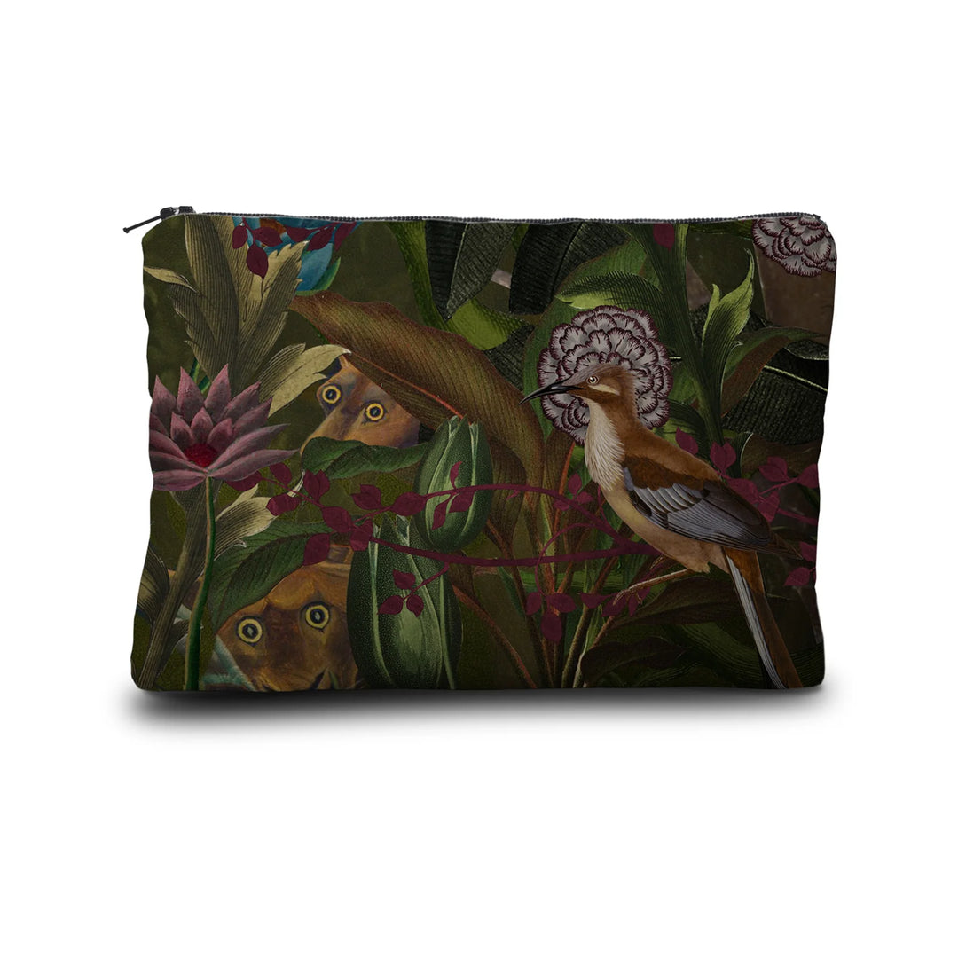 Kuvassa Voglio Bene -kukkaron takapuoli A Midsummer Night’s Dream -kuviolla. Värikkäitä siipiä on kuvattu limittäin täyttäen koko pinnan.
The back of the Voglio Bene purse with A Midsummer Night’s Dream pattern. Colorful wings overlap across the entire surface.