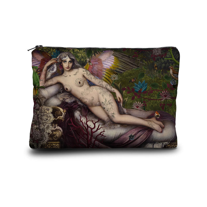 Kuvassa Voglio Bene -kukkaro A Midsummer Night’s Dream -kuviolla. Alaston tatuoitu siivekäs nainen makaa taustanaan metsä, kukkia ja perhosia.
The Voglio Bene purse with A Midsummer Night’s Dream pattern. A nude tattooed winged woman lies against a background of forest, flowers, and butterflies.