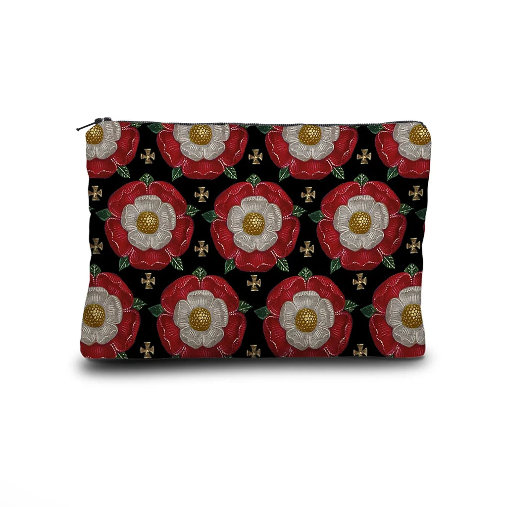 Kuvassa Voglio Bene -kukkaron etupuoli Notre Dame -kuvituksella. Kukat toistuvat geometrisessa sommittelussa tummalla taustalla.
The front of the Voglio Bene purse with Notre Dame illustration. The flowers are repeated in a geometric arrangement on a dark background.