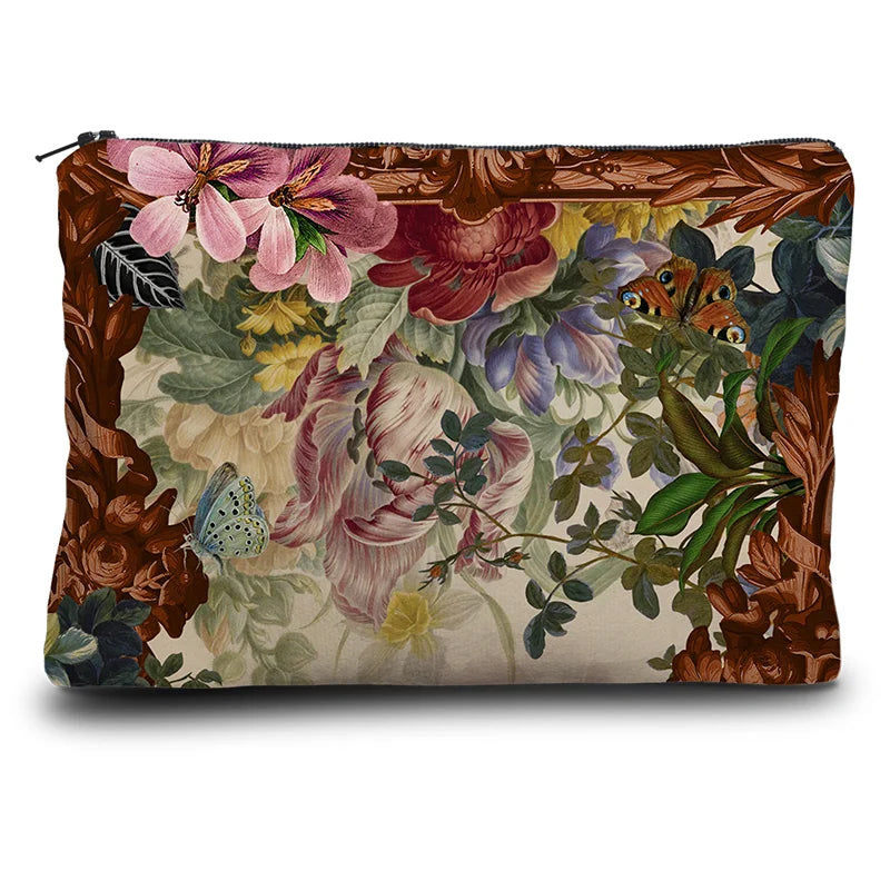 Voglio Bene Parrot -kukkaron takanäkymä. Kuvassa vaalealla taustalla kukkia ja perhosia koristeellisena asetelmana.
Back view of the Voglio Bene Parrot purse. The illustration shows flowers and butterflies arranged decoratively on a light background.