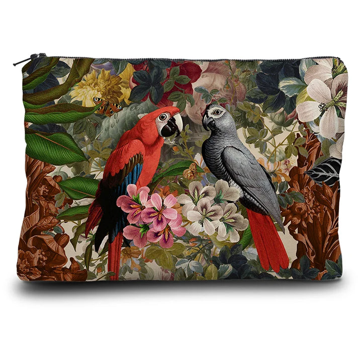 Voglio Bene Parrot -kukkaron etunäkymä. Samat papukaijat toistuvat kukkien keskellä koristeellisessa sommitelmassa.
Front view of a Voglio Bene Parrot purse. The same parrots reappear among flowers in a decorative composition.