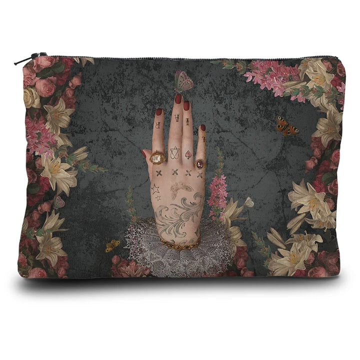 Voglio Bene Poderosa -kukkaron etunäkymä. Kuvassa yksi samanlainen käsi osoittaa suoraan ylöspäin kukkaornamenttien keskeltä.
Front view of a Voglio Bene Poderosa purse. The image features a single similar hand pointing straight upward among floral ornaments.