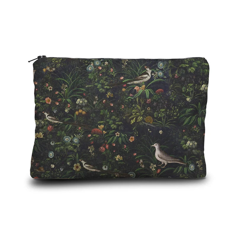 Voglio Bene Possesso -kukkaron takanäkymä. Kuvassa tumma kukkakuvio muodostaa koristeellisen taustan.
Back view of a Voglio Bene Possesso velvet pouch, size 17 × 23 cm. The image features a dark floral pattern as a decorative background.