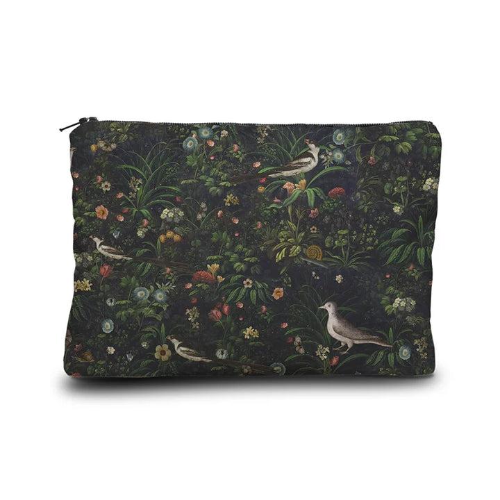 Voglio Bene Possesso -kukkaron takanäkymä. Kuvassa tumma kukkakuvio muodostaa koristeellisen taustan.
Back view of a Voglio Bene Possesso velvet pouch, size 17 × 23 cm. The image features a dark floral pattern as a decorative background.