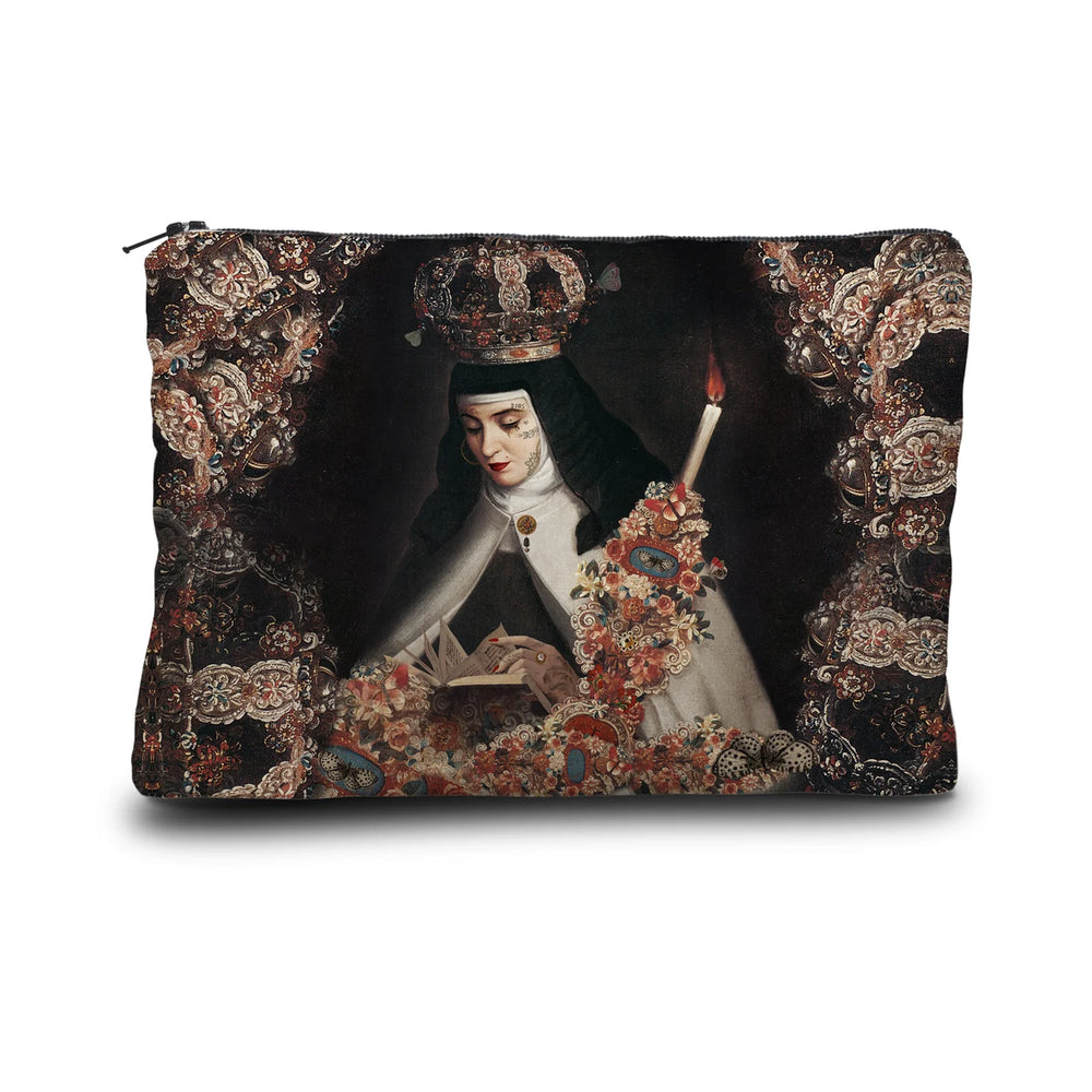 Voglio Bene Prayer -kukkaron takanäkymä. Kuvassa tatuoitu nunna kruunu päässään lukee kirjaa kukkien reunustamana.
Back view of a Voglio Bene Prayer purse. The illustration shows a tattooed nun wearing a crown, reading a book framed by flowers.