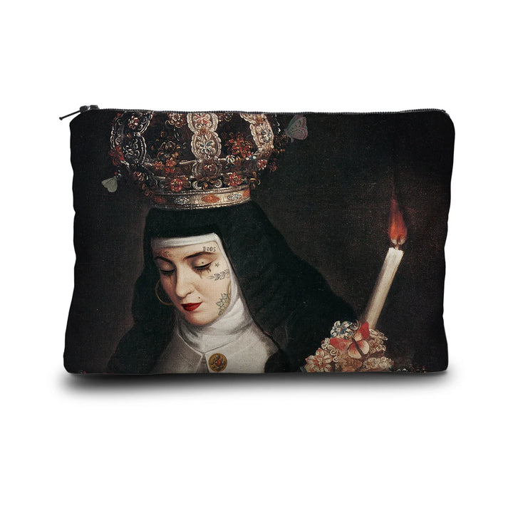 Voglio Bene Prayer -kukkaron etunäkymä, koko. Kuvassa lähikuva nunnan kasvoista tummalla taustalla.
Front view of a Voglio Bene Prayer purse. The image presents a close-up of the nun’s face against a dark background.