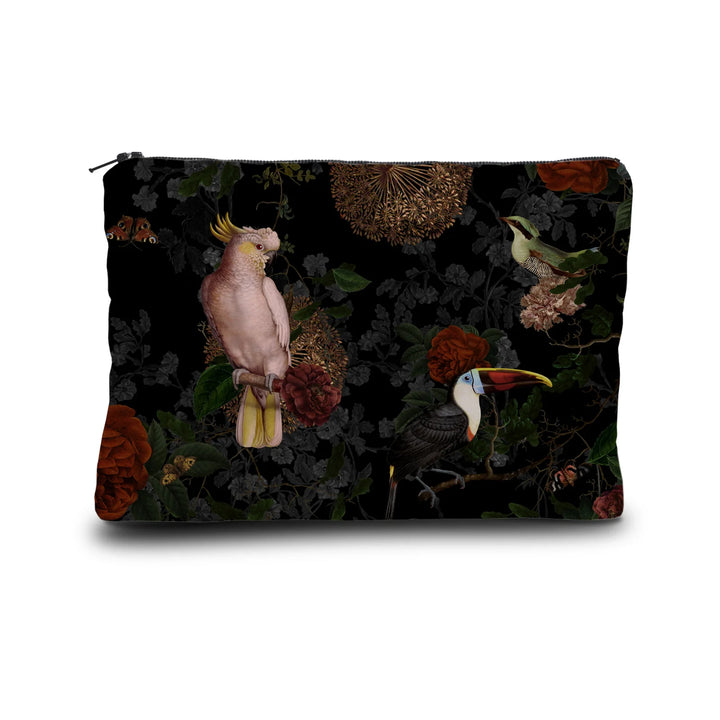 Kuvassa Voglio Bene -kukkaron etupuoli Rio -kuvituksella. Papukaija, tukaani ja eksoottinen lintu esiintyvät tummalla metsätaustalla.
The front of the Voglio Bene purse with Rio illustration. A parrot, a toucan, and an exotic bird appear against a dark forest background.