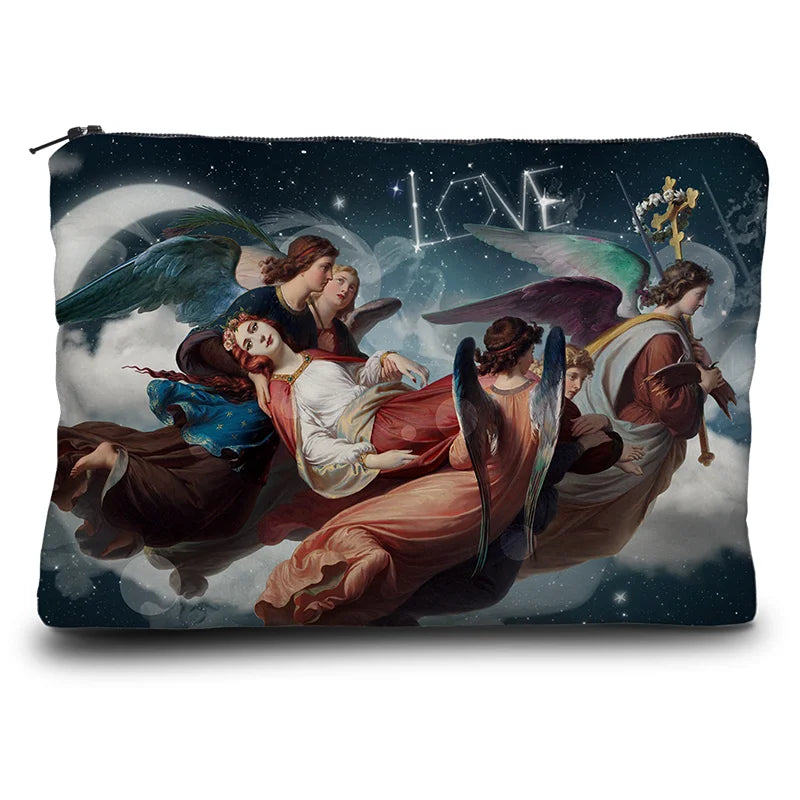 Kuvassa Voglio Bene kukkaron takapuoli Saint Catherine -kuvituksella, jossa enkelit kantavat naista tähtitaivaalla kuun loisteessa ja taustalla tähdet muodostavat sanan LOVE.
In the image, the back side of a Voglio Bene purse with the Saint Catherine illustration, where angels carry a woman across a starry sky under the moonlight, and the stars in the background form the word LOVE.