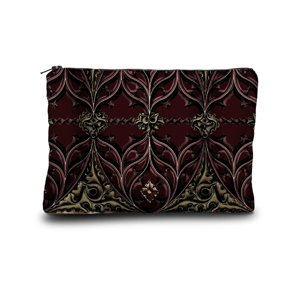 Kuvassa Voglio Bene -kukkaron takapuoli Saint Jeanne -kuvioinnilla. Punakultainen goottilainen ornamenttikuvio täyttää pinnan.
The back of the Voglio Bene purse with Saint Jeanne pattern. A red and gold gothic ornamental design covers the surface.