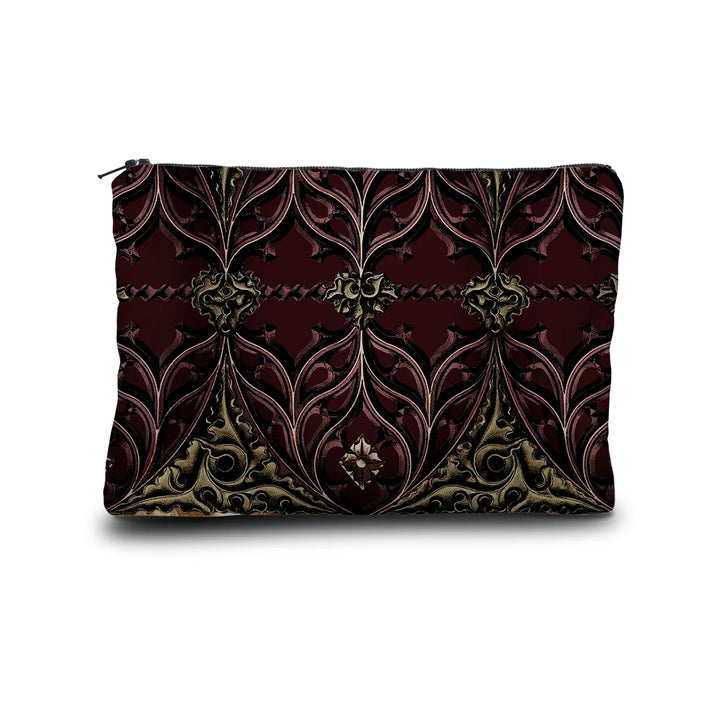 Kuvassa Voglio Bene -kukkaron takapuoli Saint Jeanne -kuvioinnilla. Punakultainen goottilainen ornamenttikuvio täyttää pinnan.
The back of the Voglio Bene purse with Saint Jeanne pattern. A red and gold gothic ornamental design covers the surface.