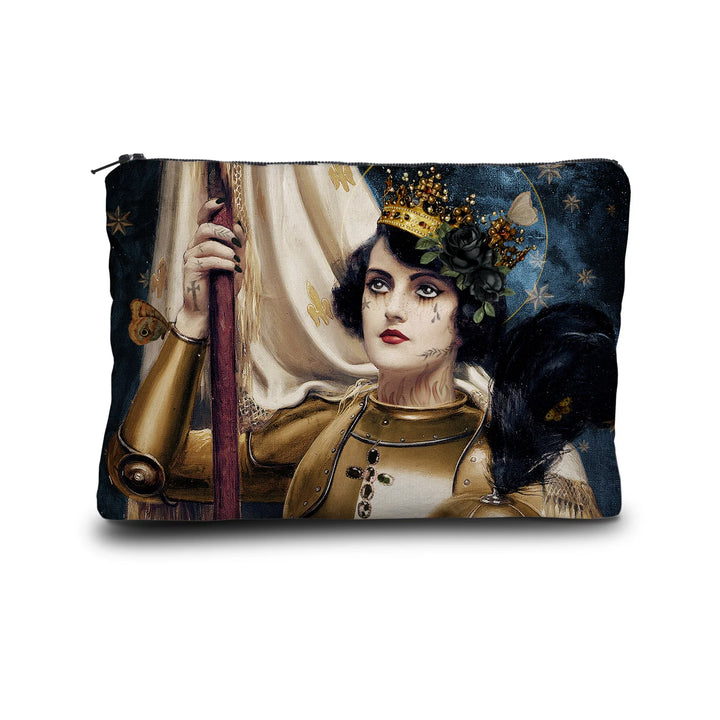 Kuvassa Voglio Bene -kukkaro Saint Jeanne -kuvioinnilla. Tatuoitu mustahiuksinen nainen kultaisessa haarniskassa, kruunu ja musta ruusu päässä, pitää lippua tähtitaivasta vasten.
The Voglio Bene purse with Saint Jeanne pattern. A tattooed dark-haired woman in golden armor, wearing a crown and a black rose, holds a banner against a starry sky.