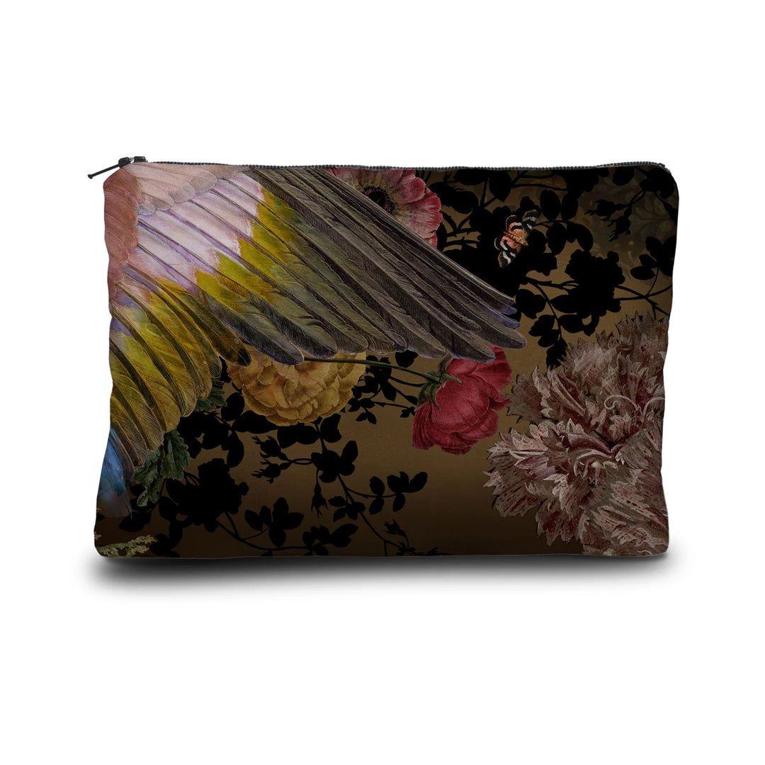 Kuvassa Voglio Bene -kukkaron takapuoli San Marco -kuvituksella. Värikäs siipi erottuu vihreällä kukkametsätaustalla.
The back of the Voglio Bene purse with San Marco illustration. A colorful wing is depicted against a green floral forest background.