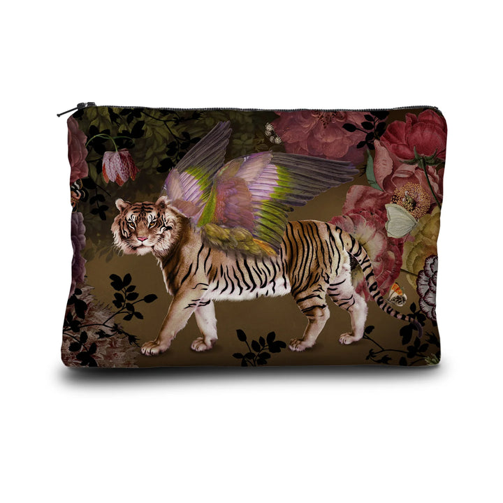 Kuvassa Voglio Bene -kukkaro San Marco -kuvituksella. Siivekäs tiikeri seisoo vihreällä kukkametsätaustalla.
The Voglio Bene purse with San Marco illustration. A winged tiger stands against a lush green floral forest background.