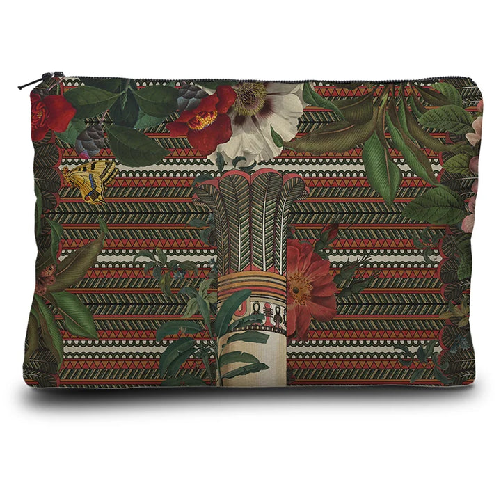 Kuvassa Voglio Bene kukkaron takapuoli Scarab -kuvituksella, jossa sininen tausta ja kukat jatkuvat, ja keskellä on koristeellinen pilari.
In the image, the back side of a Voglio Bene purse with the Scarab illustration, showing the continuation of the blue background and flowers with a decorative pillar in the center.