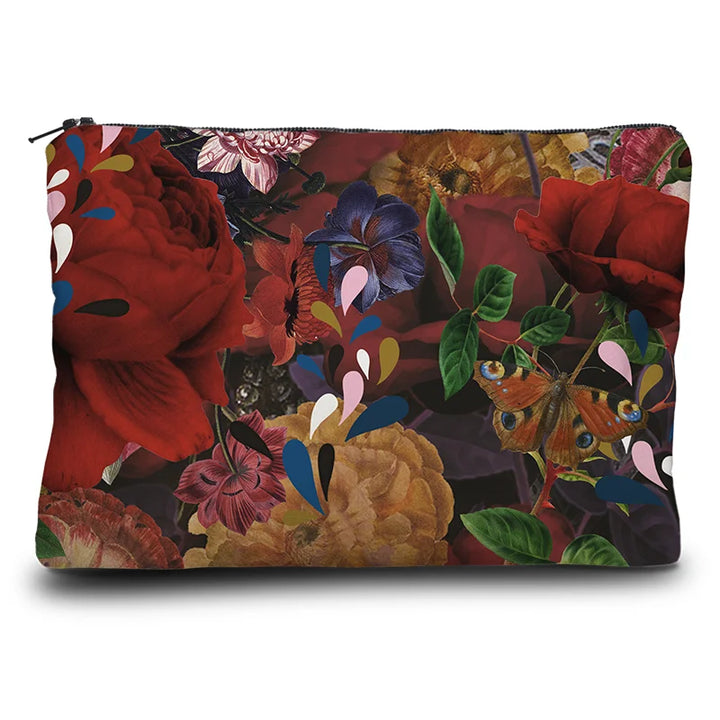 Kuvassa Voglio Bene kukkaron takapuoli Shut Up -kuvituksella, jossa punainen tausta ja kukat jatkuvat perhosten kera.
In the image, the back side of a Voglio Bene purse with the Shut Up illustration, showing the continuation of the red background and flowers with butterflies.