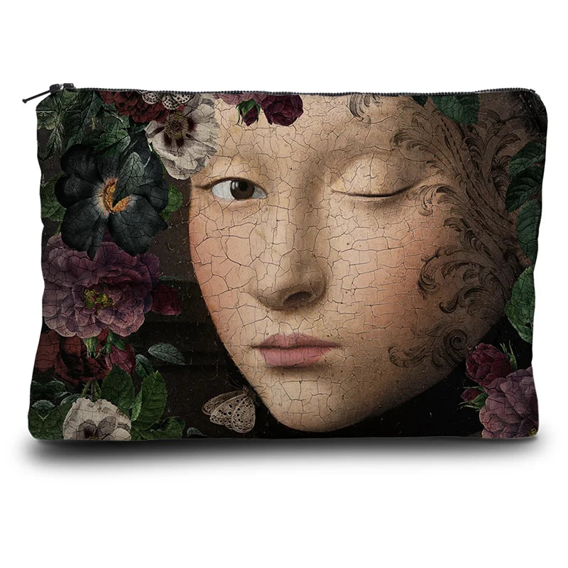 Kuvassa Voglio Bene kukkaron takapuoli Starfire -kuvituksella, jossa sama kuvio toistuu.
In the image, the back side of a Voglio Bene purse with the Starfire illustration, showing the same pattern repeated.