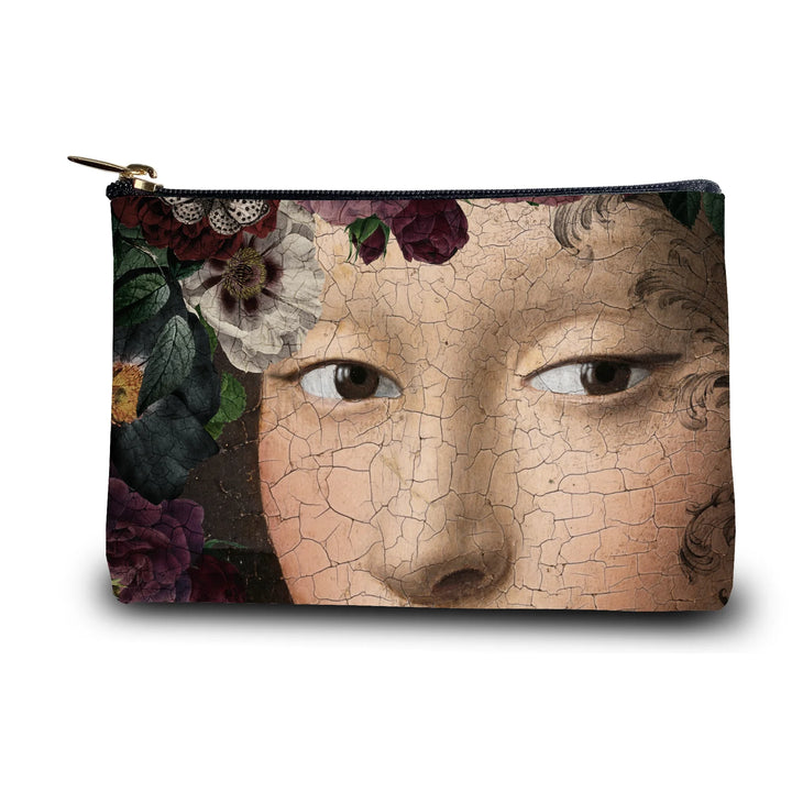 Kuvassa Voglio Bene kukkaron etupuoli Starfire -kuvituksella, jossa naisten kasvot näkyvät läheltä kukkien ympäröimänä, ja kuvituksessa on maalinsäröjä kauttaaltaan.
In the image, the front side of a Voglio Bene purse with the Starfire illustration, showing women’s faces up close surrounded by flowers, with paint cracks visible throughout the design.