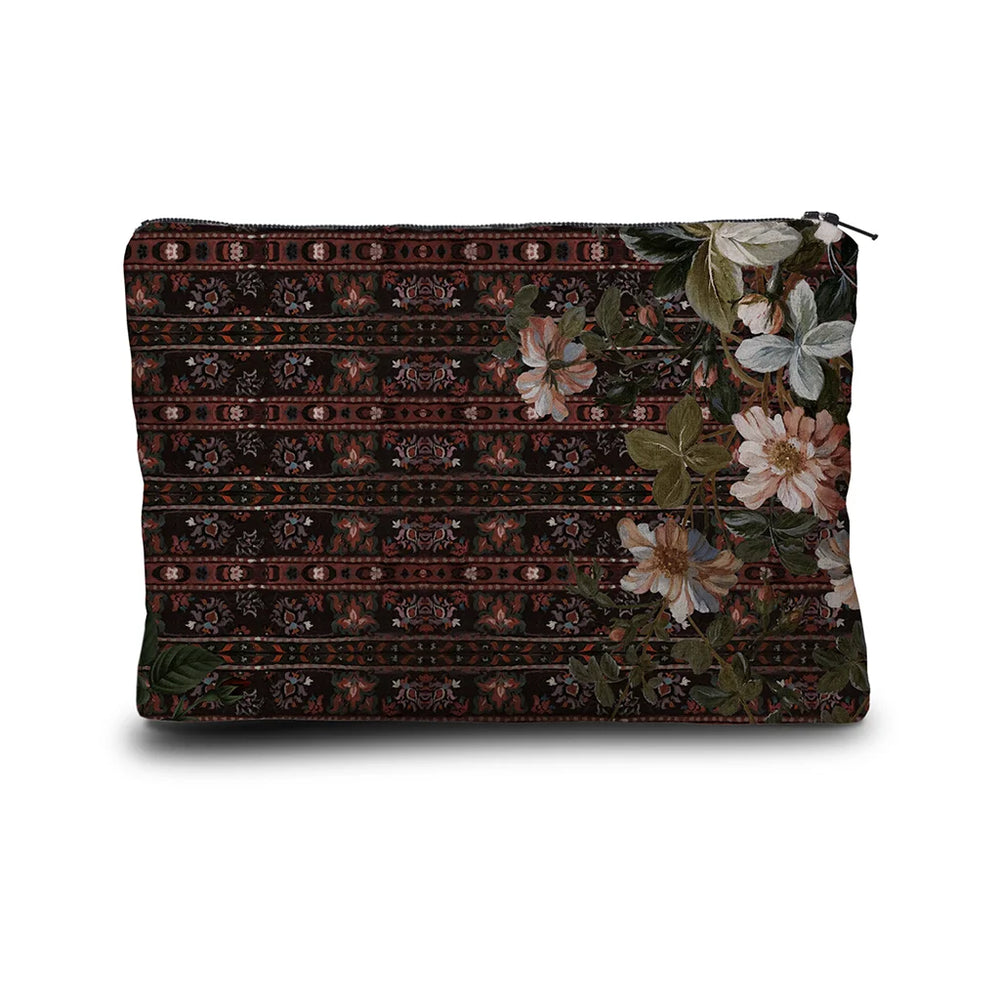 Kuvassa Voglio Bene -kukkaron takapuoli Sultan-kuvituksella. Tummanpunainen turkkilaismattoa muistuttava ornamenttikuvio.
The back of the Voglio Bene purse with Sultan illustration. Deep red background with a Turkish carpet-inspired ornamental pattern.