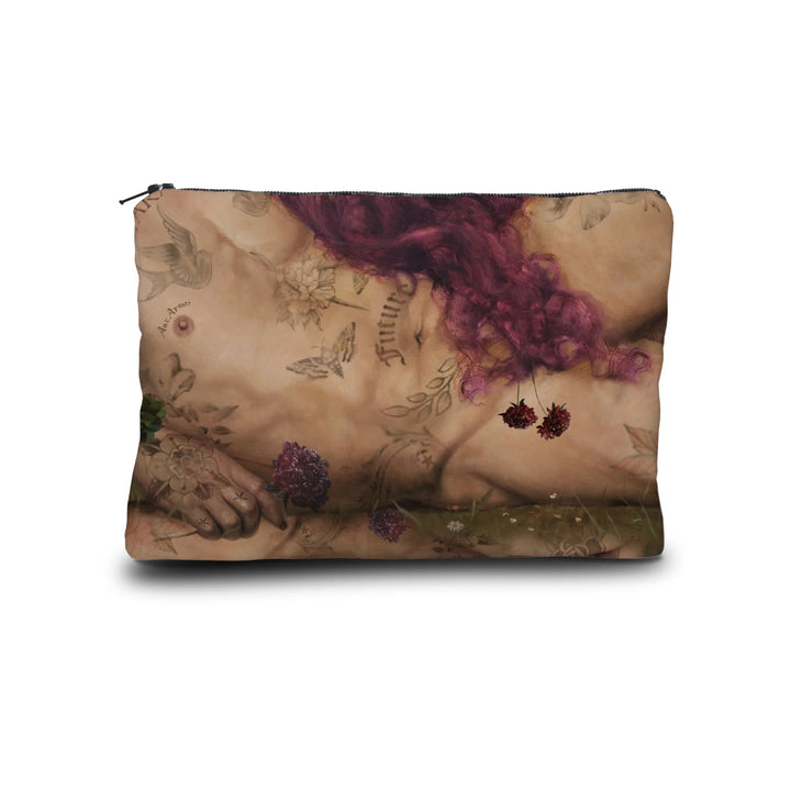 Kuvassa Voglio Bene -kukkaron takapuoli Kiss-kuvituksella. Lähikuva miehen torsosta.
The back of the Voglio Bene purse with Kiss illustration. Close-up of the man's torso.