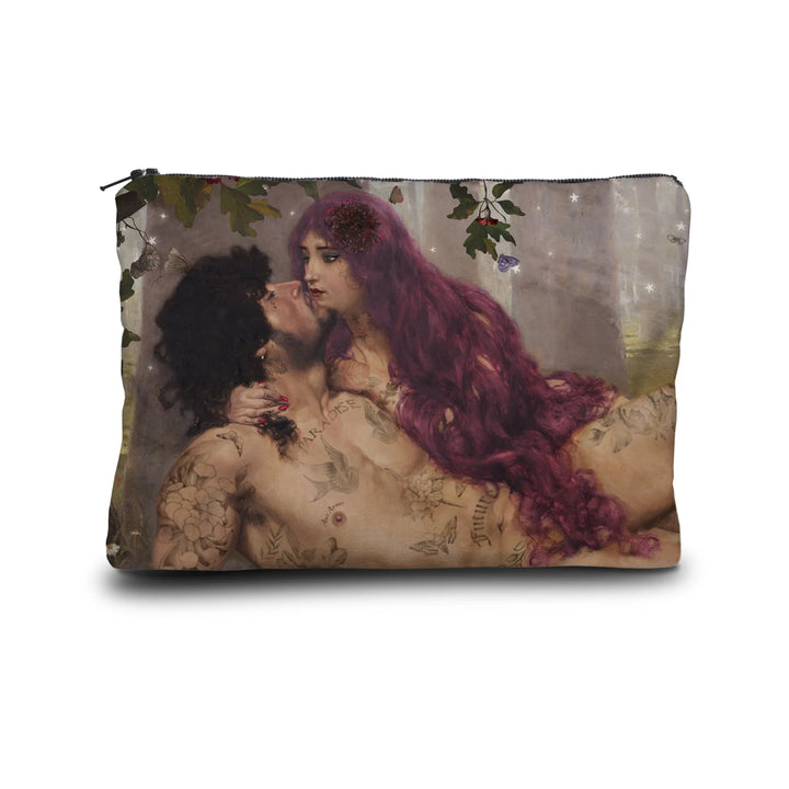 Kuvassa Voglio Bene -kukkaro Kiss-kuvituksella. Tatuoidut mies ja nainen, Aadam ja Eeva, makaavat sylikkäin puutarhassa suudellen, taustalla näkyy puita ja leijonia.
The Voglio Bene purse with Kiss illustration. A tattooed man and woman, Adam and Eve, lie entwined in a garden, kissing amid trees and lions.