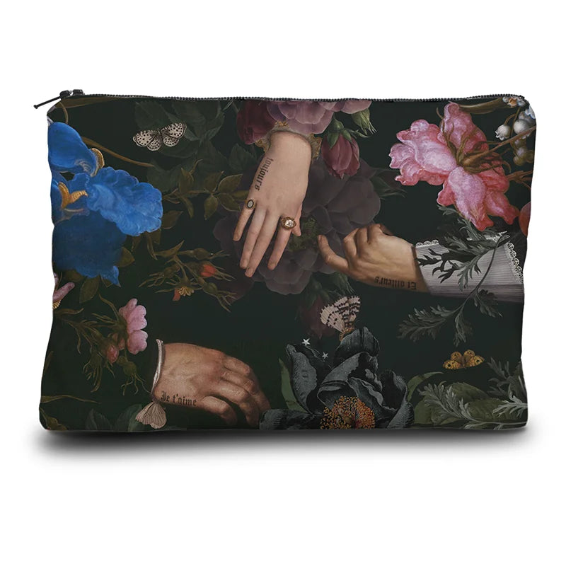 Voglio Bene “La Vida es un Sueño / The Life” -kukkaron takanäkymä, jossa kädet ja kukkaornamentit jatkuvat koristeellisena taustakuviona.
Back view of a Voglio Bene “La Vida es un Sueño / The Life” purse, featuring hands and floral ornaments repeated as a decorative background.