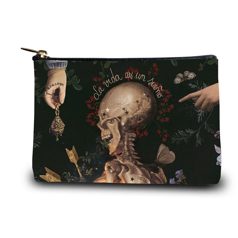 Voglio Bene “La Vida es un Sueño / The Life” -kukkaron etunäkymä,, jossa luurangon kädet on kuvattu yhdessä kukkien ja nuolien kanssa.
Front view of a Voglio Bene “La Vida es un Sueño / The Life” purse, showing skeletal hands with flowers and arrows in detailed artwork.