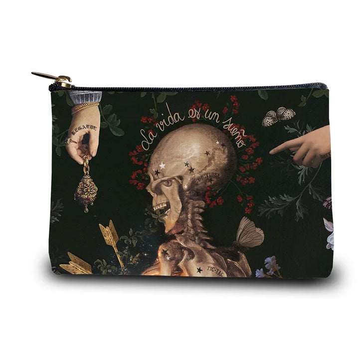 Voglio Bene “La Vida es un Sueño / The Life” -kukkaron etunäkymä,, jossa luurangon kädet on kuvattu yhdessä kukkien ja nuolien kanssa.
Front view of a Voglio Bene “La Vida es un Sueño / The Life” purse, showing skeletal hands with flowers and arrows in detailed artwork.