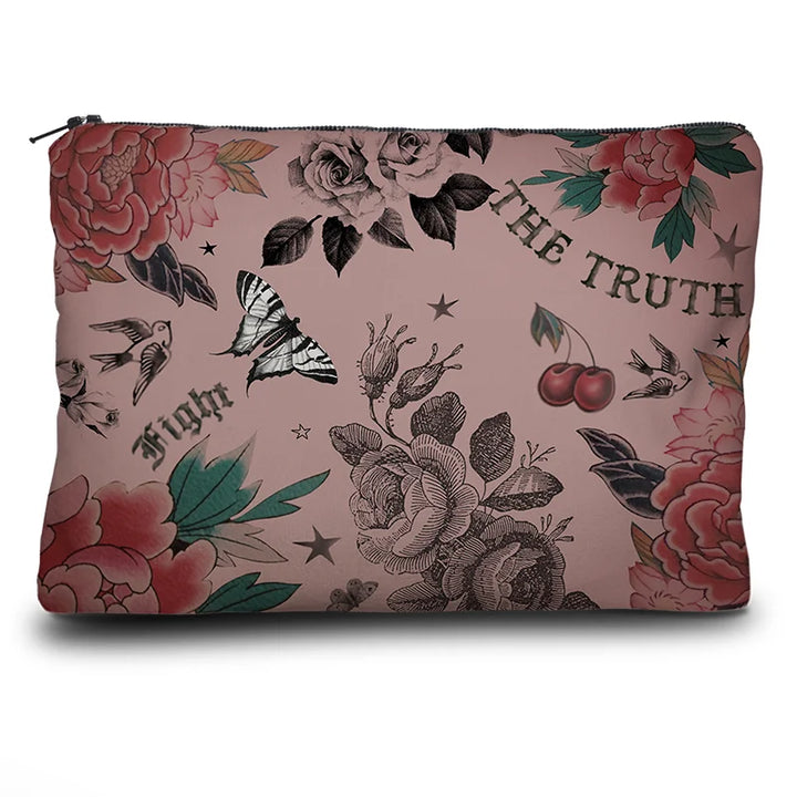 Kuvassa Voglio Bene -kukkaron takapuoli The Truth -kuvituksella. Pinkillä taustalla kukkia ja perhosia sekä teksti The Truth.
The back of the Voglio Bene coin purse with The Truth illustration. Flowers and butterflies on a pink background with the text The Truth.