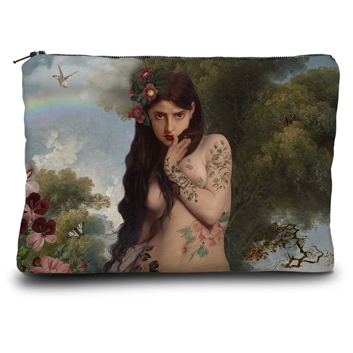 Kuvassa Voglio Bene kukkaron etupuoli The Truth -kuvituksella. Tatuoitu alaston nainen seisoo metsässä sinisen taivaan ja sateenkaaren alla.
The front of the Voglio Bene purse with The Truth illustration. A tattooed nude woman stands in a forest beneath a blue sky and a rainbow.