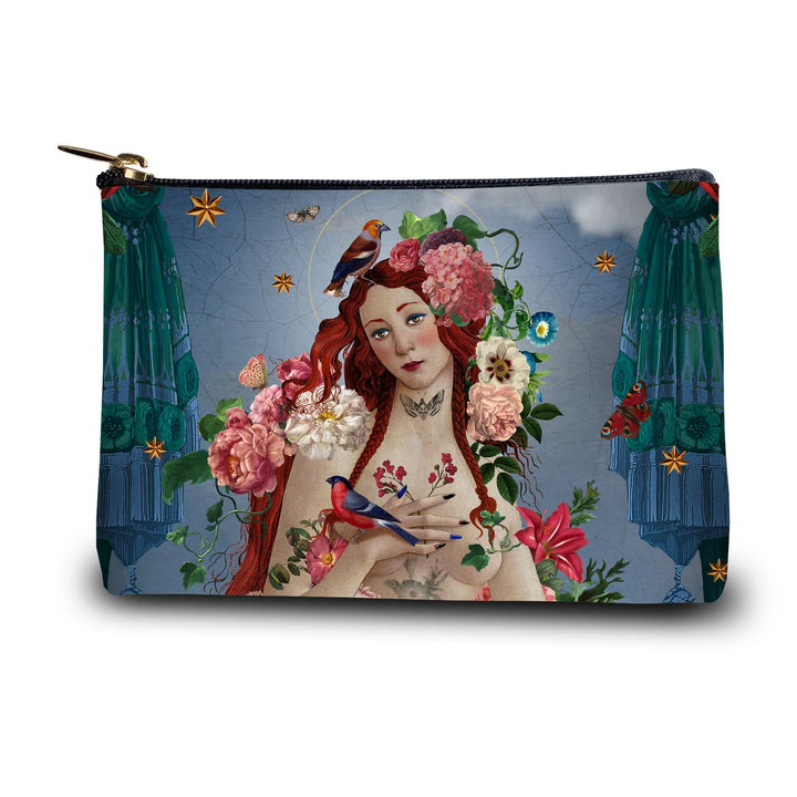 Kuvassa Voglio Bene kukkaron takapuoli Venus Gypsy -kuvituksella, jossa kyyhkynen laskeutuu kukkien päälle kuun hohtaessa taustalla.
In the image, the back side of a Voglio Bene velvet purse with the Venus Gypsy illustration, showing a dove landing on flowers with the moon glowing in the background.