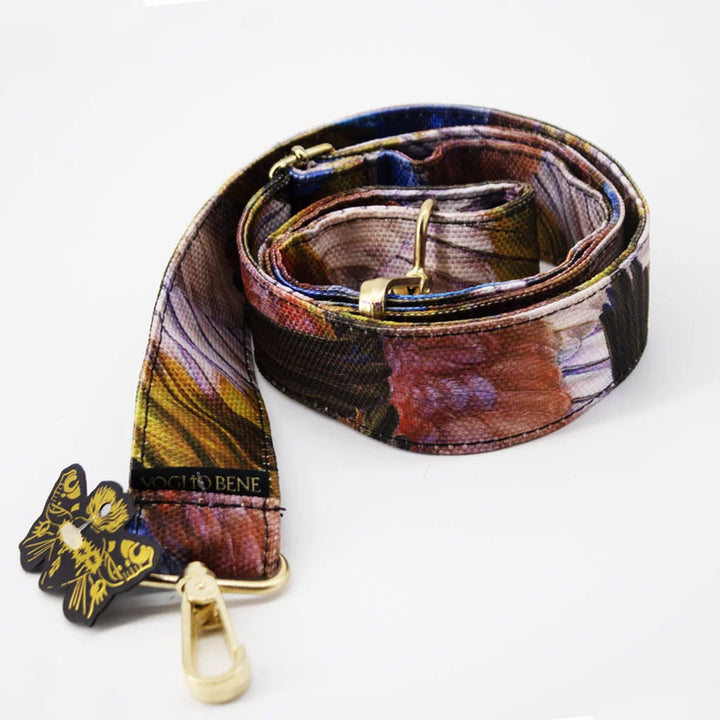 Voglio Bene -olkahihna, jossa on San Marco -kuvitus ja kauttaaltaan limittäin sommiteltuja erivärisiä siipiä

Voglio Bene shoulder strap featuring a San Marco illustration with overlapping multicolored wings throughout