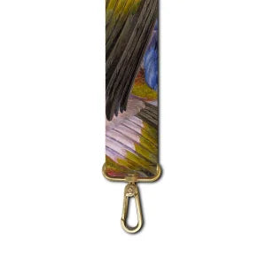 Voglio Bene -olkahihna, jossa on San Marco -kuvitus ja kauttaaltaan limittäin sommiteltuja erivärisiä siipiä

Voglio Bene shoulder strap featuring a San Marco illustration with overlapping multicolored wings throughout