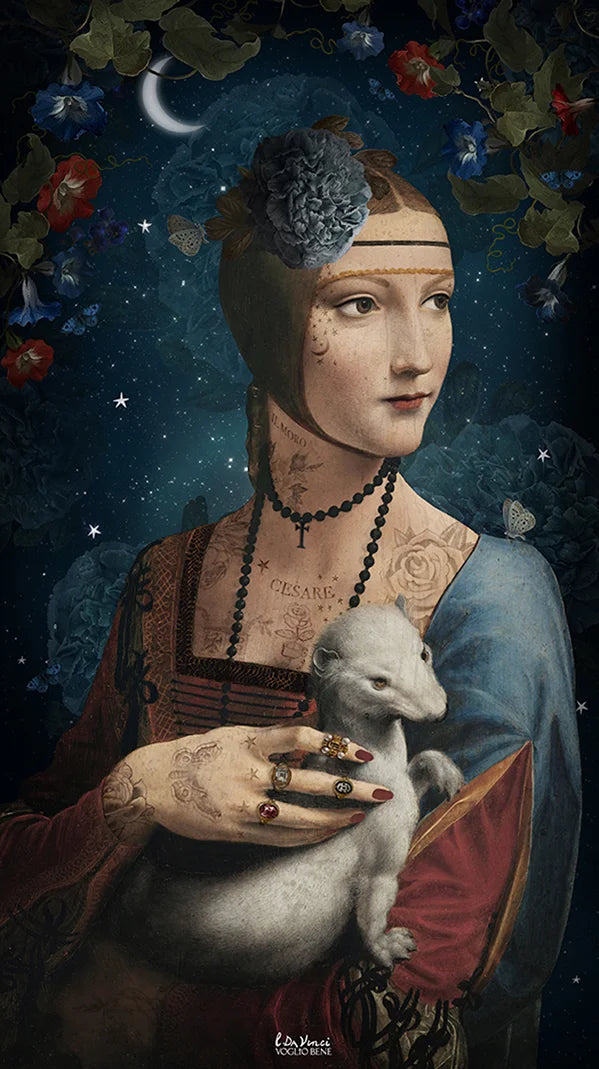 Kuvassa Voglio Bene -seinävaate Cecilia-kuvituksella. Tatuoitu nainen, jolla on kukilla koristeltu huivi päässään, seisoo tähtitaivasta vasten kukkien ympäröimänä.
Voglio Bene tapestry with the Cecilia illustration. A tattooed woman wearing a flower-adorned headscarf stands against a starry sky surrounded by flowers.