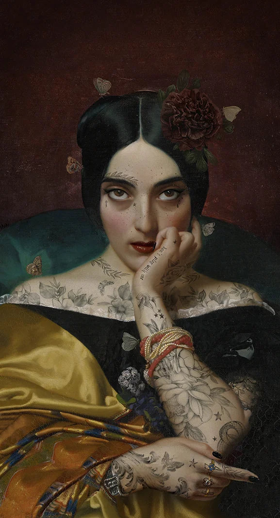 Kuvassa Voglio Bene seinävaate Clementine -kuvituksella, jossa tatuoitu nainen tummanpunaisella taustalla katsoo intensiivisesti kohti katsojaa.
In the image a Voglio Bene tapestry with the Clementine illustration, depicting a tattooed woman on a dark red background gazing intensely at the viewer.