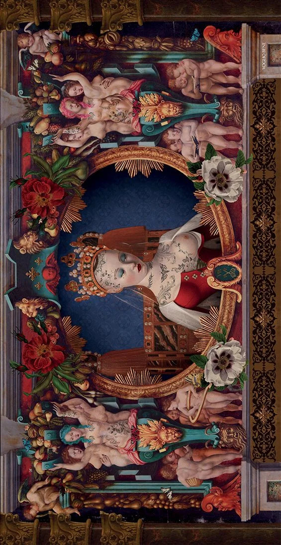 Voglio Bene Cosmic Girl -seinävaate, jossa kuningatar on kuvattuna keskellä ja taustalla monimutkaisia ihmisornamenttikuvioita.
Voglio Bene Cosmic Girl tapestry, featuring a queen in the middle with complex human ornamental patterns in the background