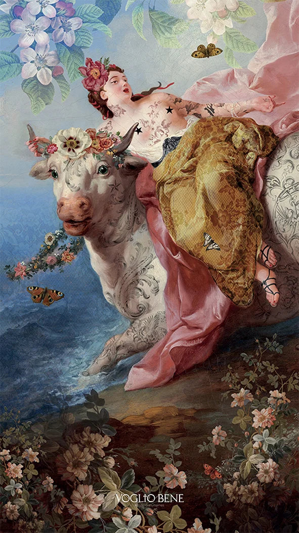 Voglio Bene Cow -seinävaate, jossa lehmä ja tatuoitu nainen on kuvattu yhdessä kukkaornamentein koristeltuna.
Voglio Bene Cow tapestry,  showing a cow together with a tattooed woman adorned with floral ornaments.