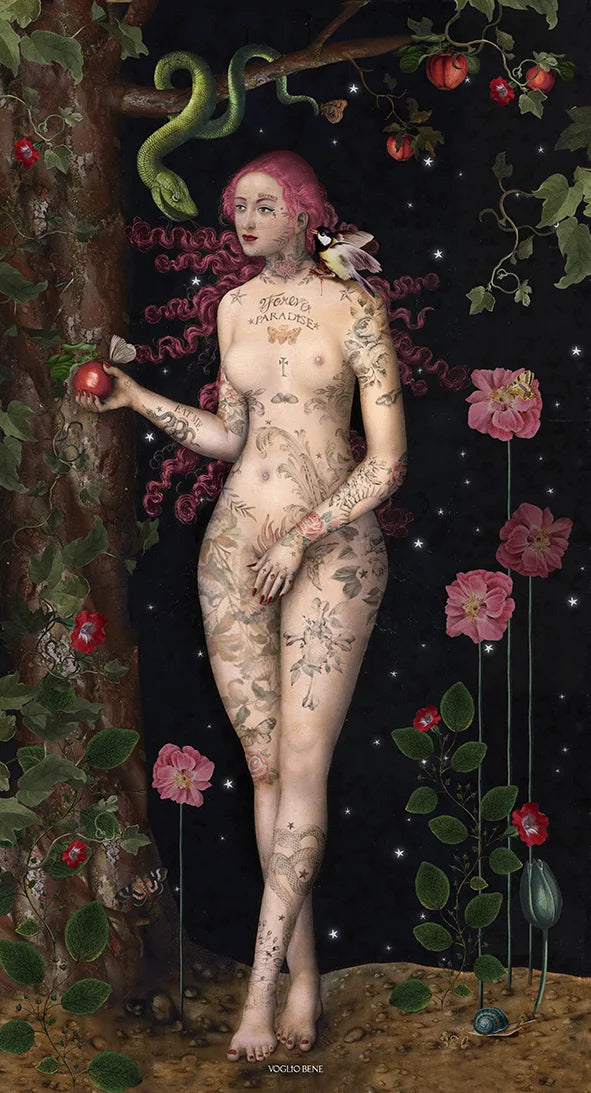 Voglio Bene Eve-seinävaate, jossa Eeva seisoo hedelmä kädessään kukkien sekä linnun ympäröimänä puun oikealla puolella ja katse vasemmalle. Eevan yläpuolella puusta roikkuu käärme.
Voglio Bene Eve wall tapestry featuring Eve standing with a fruit in her hand, surrounded by flowers and a bird, on the right side of a tree and looking to the left. On top of her a snake is hanging on a branch.